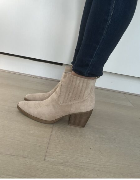 Beige enkellaarzen suede look