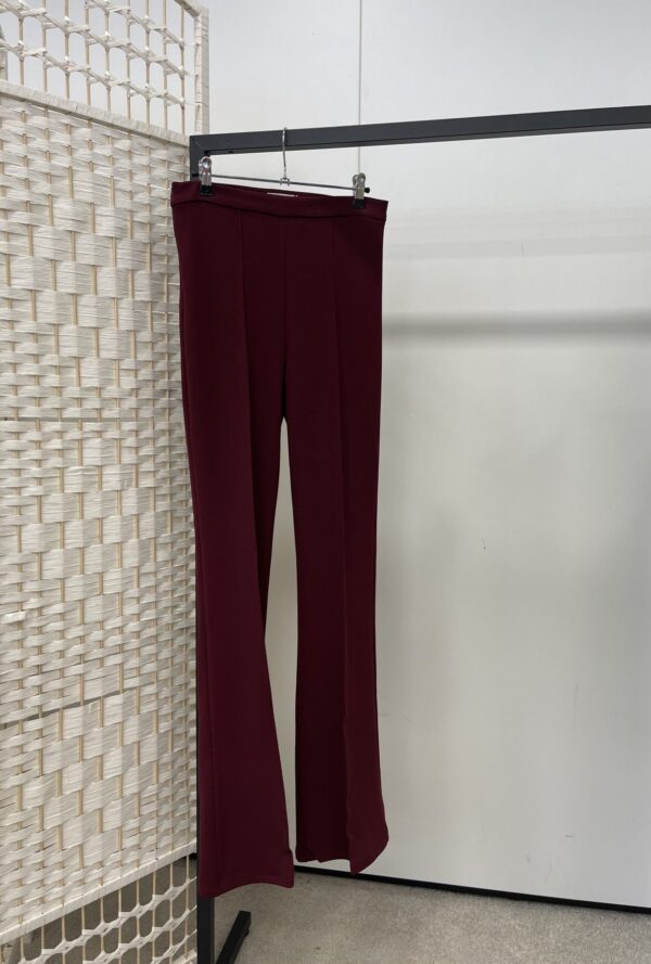 Bordeaux flare pants met stretch