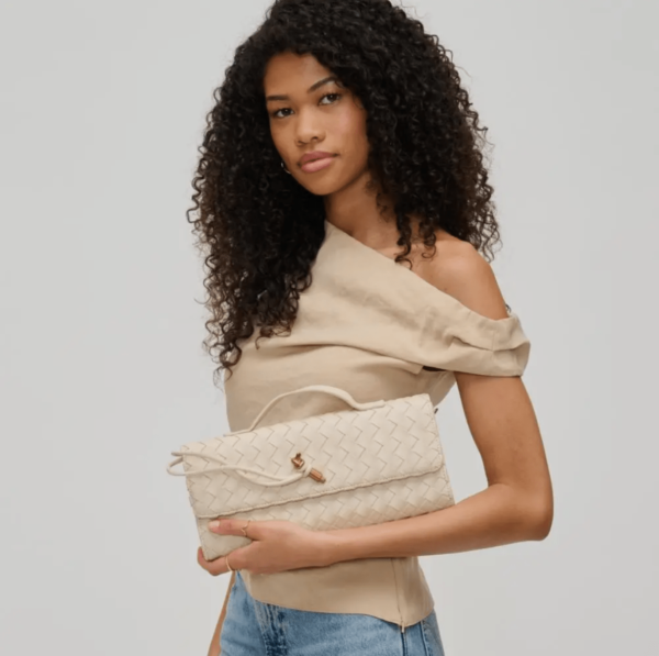 Geweven crossbody clutch beige