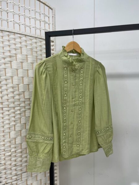 Blouse pistache groen met kant